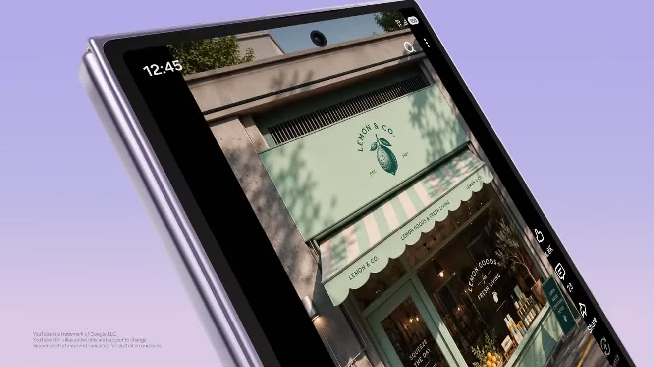 Galaxy Z Fold8 sendo aberto durante a apresentação oficial