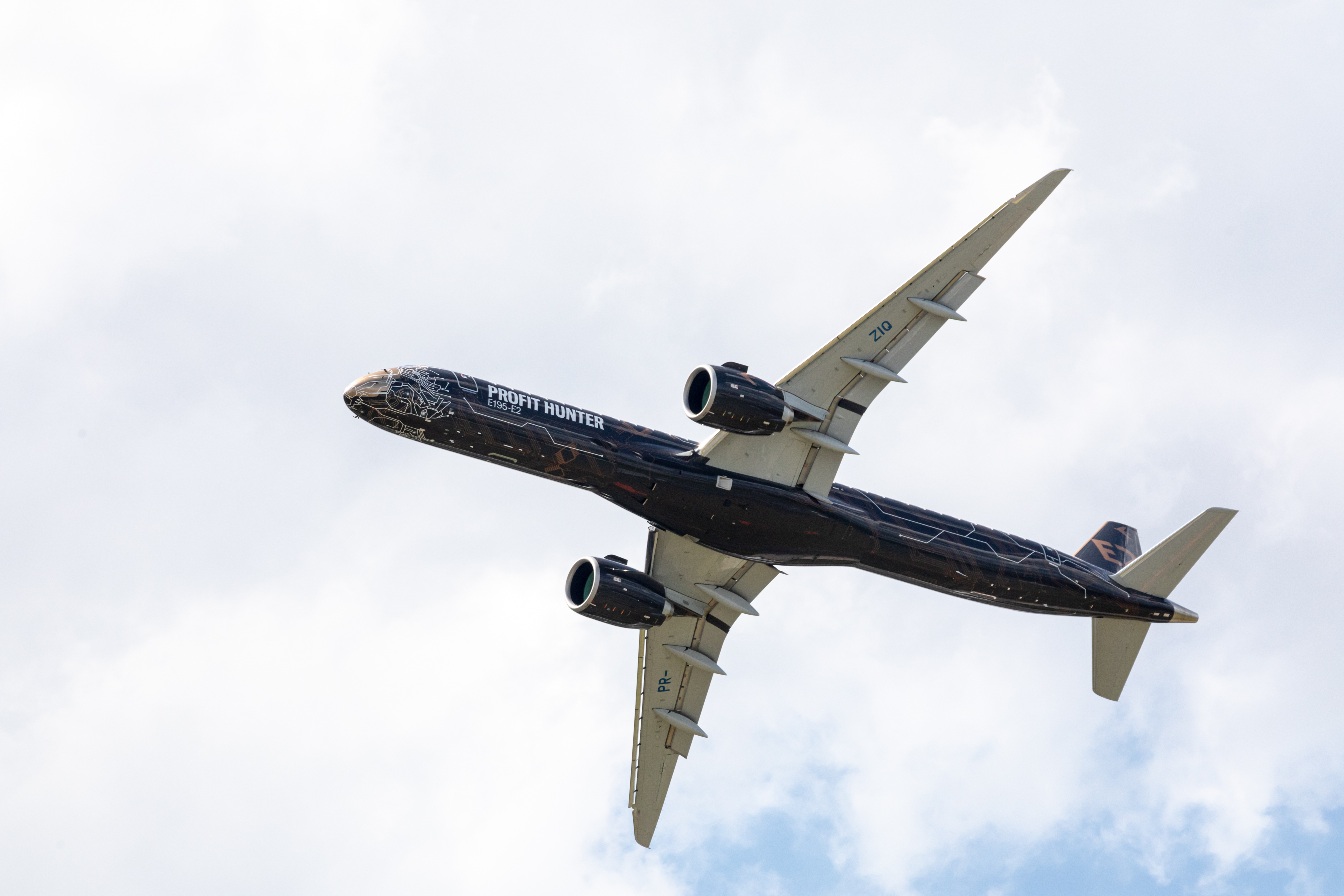 Jato Embraer E195-E2 em apresentação aérea
